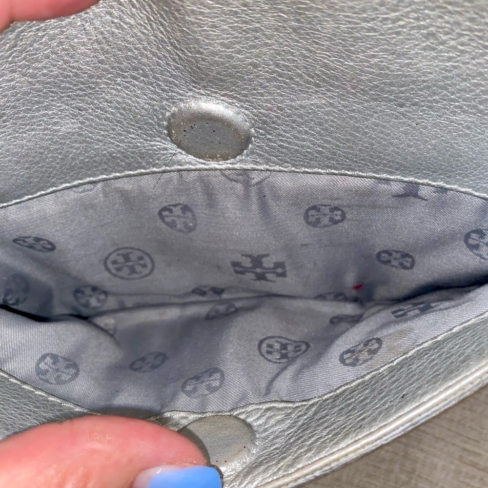 Tory Burch Metallic Leather Britten Convertable Clutch/Shoulder/Crossbody Silver - Picture 5 of 7